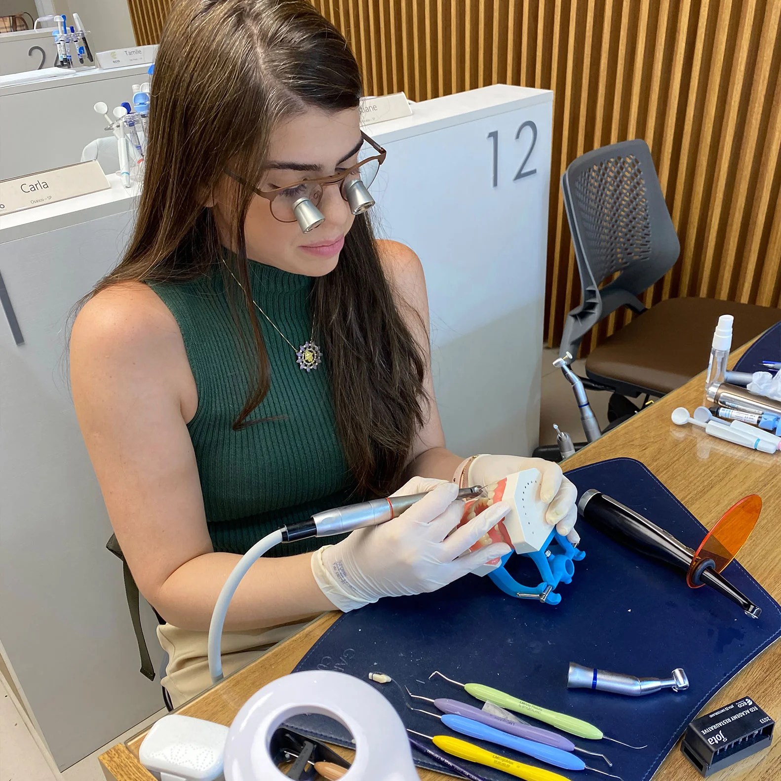 Dra. Ornella Gaz realizando um procedimento odontológico