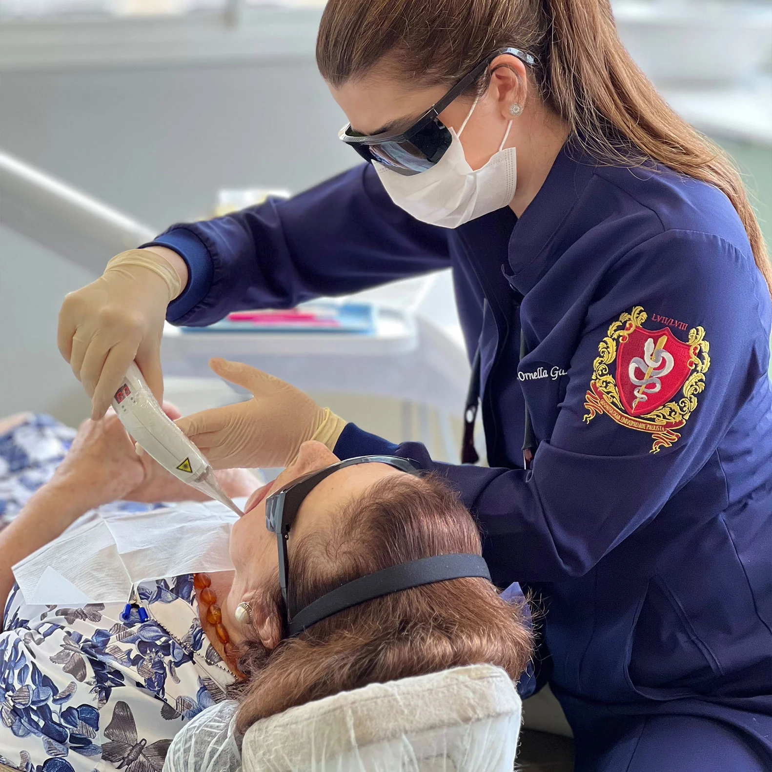 Dra. Ornella Gaz durante atendimento com laser