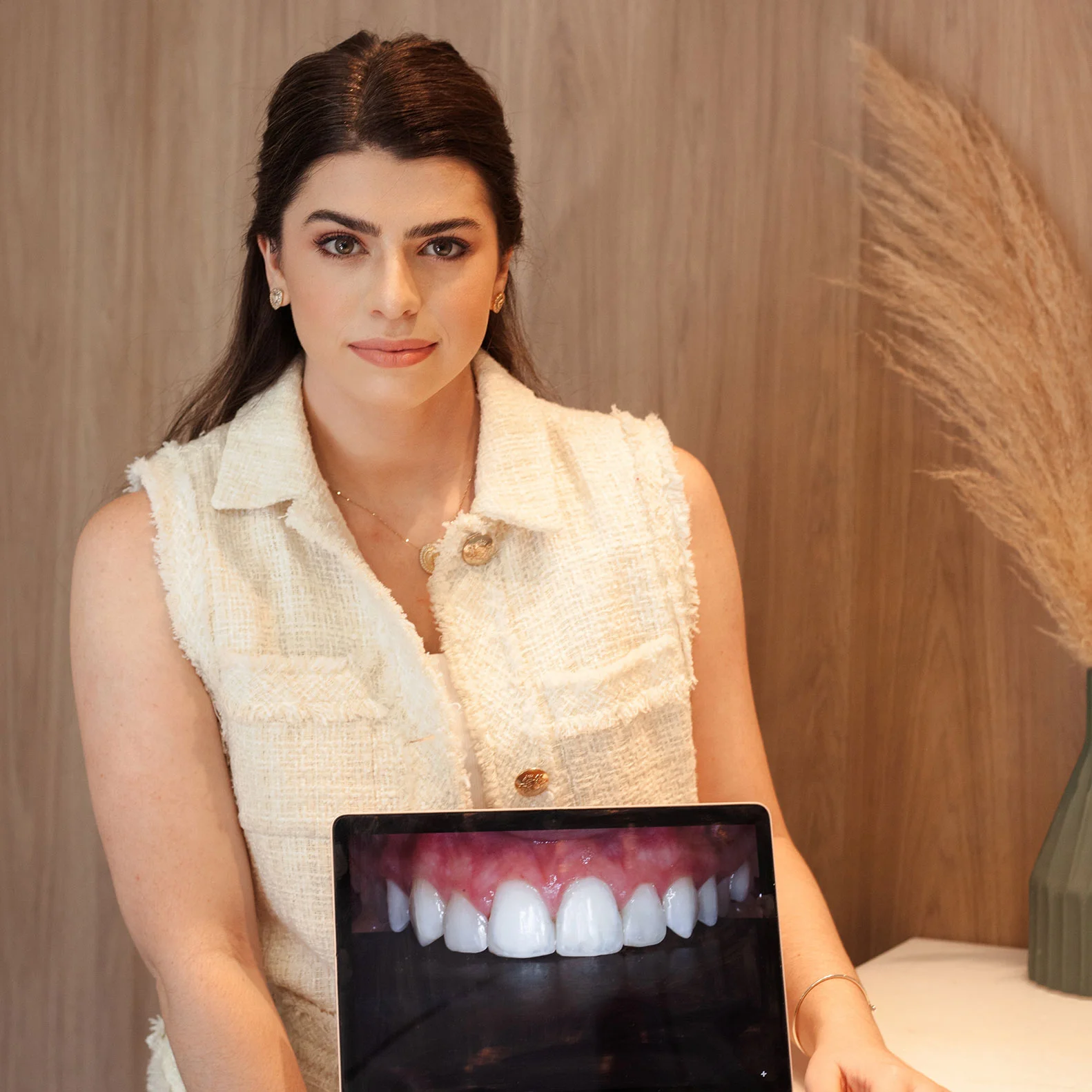 Dra. Ornella Gaz apresentando um resultado odontológico